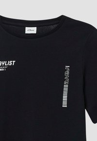 Schwarzes Rundhals-T-Shirt mit weißem Text "PLAYLIST" und "Techno Rave Sound" sowie einem Barcode-Design auf der Brust.