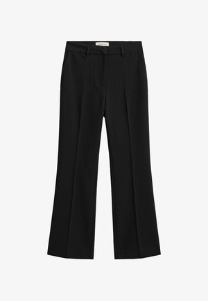 Mustat räätälöidyt housut vyölenkeillä, suorilla lahkeilla, edessä laskoksilla ja merkitty vyötäröllä.