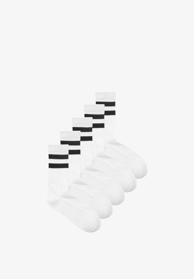 Cinq paires de chaussettes blanches montantes avec deux bandes noires près du haut, disposées en pile décalée sur un fond blanc.