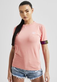 SIKSILK TAPED T-SHIRT - Triko s potiskem - coral