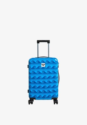 Valise rigide bleue avec motifs ondulés bleu foncé, quatre roues pivotantes et une poignée télescopique déployée.