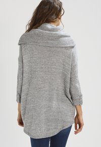 Szary sweter dzianinowy z szerokim, składanym kołnierzem i rękawami 3/4, z podwiniętymi mankietami i luźnym krojem. Teksturowana tkanina, miękki wygląd.