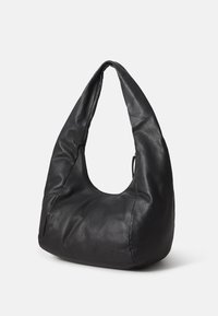 Svart skinn hobo-veske med et bredt, buet topphåndtak og en sirkulær åpning. Myk tekstur og slapp design med minimal maskinvare.