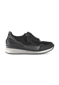 Zwarte sportieve sneakers met een bovenwerk van nubuck en leer, geaccentueerd met texturen, een dikke tussenzool en een vetersluiting.