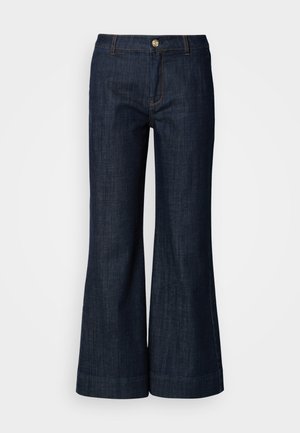 Jeans de mezclilla de lavado oscuro con un diseño acampanado, que cuentan con cierre de botón, costuras naranjas y dobladillos vueltas. Textura suave y estilo clásico.
