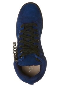 Baskets en daim bleu avec lacets noirs et fermeture éclair latérale avec tirette en chaîne, vues de dessus.