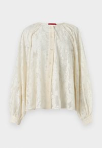 Μπλούζα από κρέμα δαντέλα με μακριά μανίκια, κουμπωτή μπροστινή πλευρά, στρογγυλή λαιμόκοψη με πιέτες και μανίκια με μανσέτες, σε μονόχρωμο λευκό φόντο.