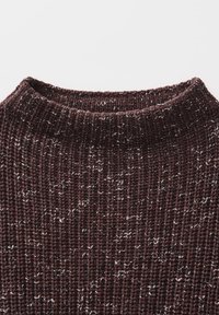 Nahaufnahme eines dunkelbraunen Strickpullover-Kragens mit weißen Sprenkeln im strukturierten Stoff vor einem weißen Hintergrund.