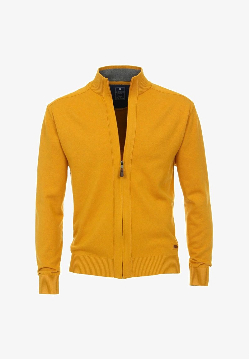 Pull zippé jaune moutarde homme avec poignets et ourlet côtelés, et un col montant avec doublure intérieure foncée.