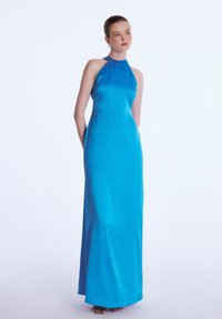 Satinblaues Halterneck-Kleid, figurbetont bis zum Boden, mit glatter Textur und minimalistischem Design.