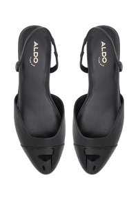 Musta slingback-kengät, joissa on mattapintainen nahkapinta, kiiltävä patenttivarsi kärjessä ja minimalistinen muotoilu, jossa on brändätty sisäpohja.