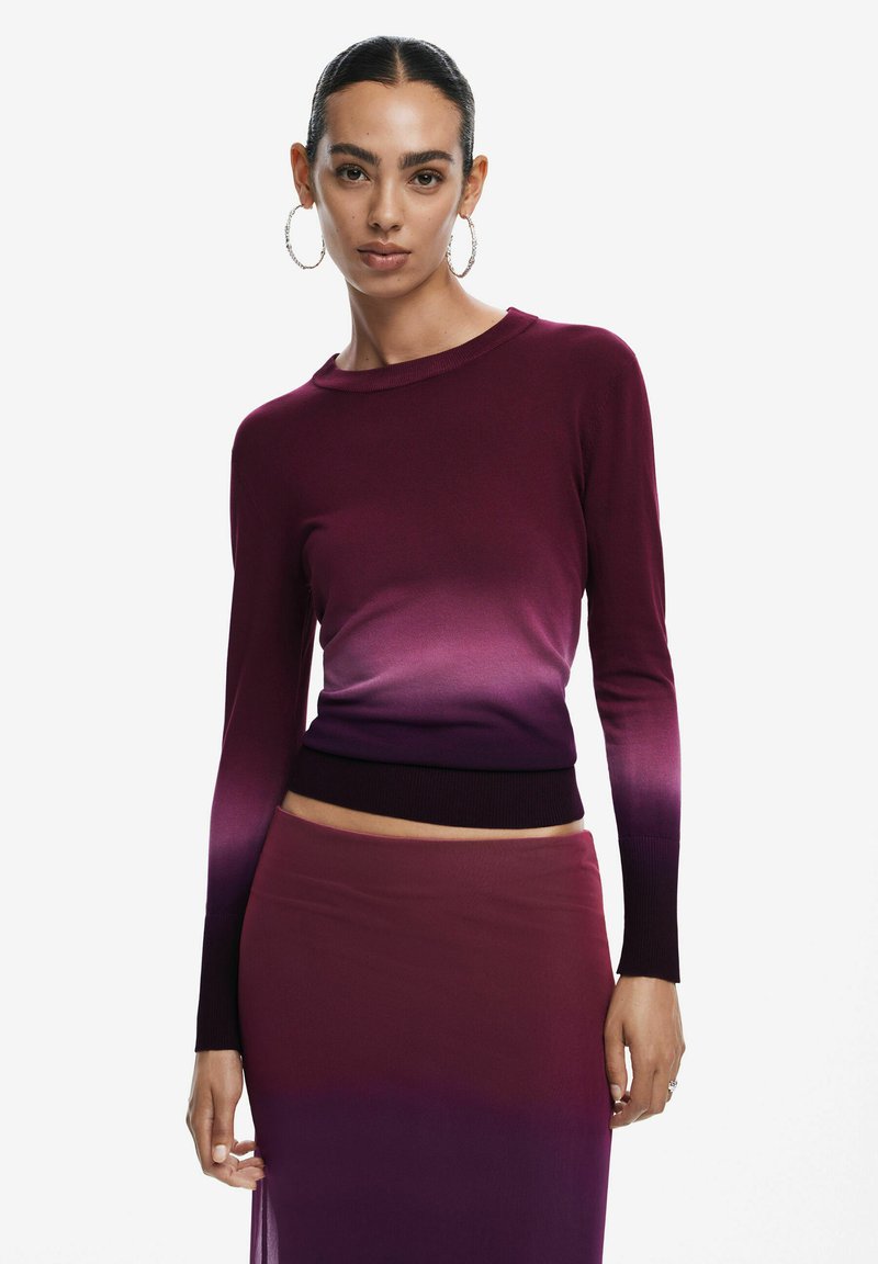 Maglione borgogna a maniche lunghe con un design aderente, caratterizzato da un effetto ombre che passa da un viola intenso a tonalità più chiare.