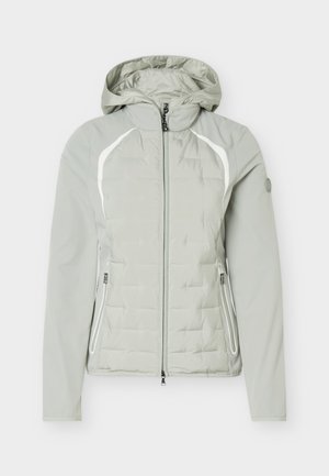 Svetlosivá bunda s kapucňou, predným zipsom, dvoma zipsovými vreckami a bielymi dekoratívnymi pruhmi na hrudi a rukávoch.