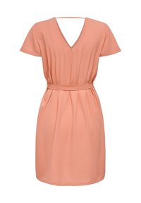 Persikofärgad klänning med V-ringning, korta ärmar och bälte i midjan. Tyget är texturerat med veck vid kjolen.