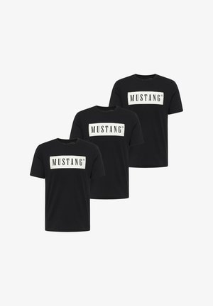 Schwarze Baumwoll-T-Shirts mit einem weißen, rechteckigen "MUSTANG"-Logo auf der Brust. Kurzärmelig und mit rundem Halsausschnitt.