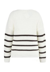 Pulover alb din tricot cu dungi negre orizontale pe mâneci și partea inferioară a spatelui, având un model texturat cu nervuri.