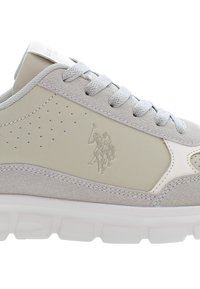 Světlé šedé tenisky s hladkou kůží a semišovými texturami, s perforovanými akcenty, vyšívaným logem a polstrovanou bílou podrážkou.