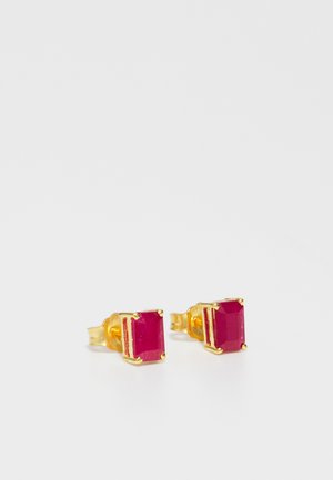 Boucles d'oreilles en or ornées de pierres de rubis rectangulaires à la surface facettée, montées dans un cadre en or texturé. Couleur rouge vif avec une finition polie.