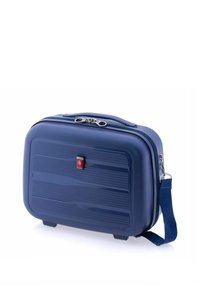 Funda de viaje rígida azul con una superficie texturizada, cierre de cremallera, pequeña asa de transporte y un detalle de logo en la parte frontal.