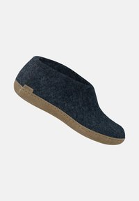 Mörkgrå filttofflor med rund tå, mjuk textur och en beige gummisula. Har sömmande detaljer längs sulans kant.