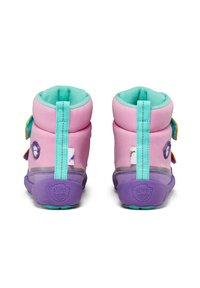 Stivali per bambini in rosa e viola, con taglio basso, materiale morbido, fodera turchese, linguetta sul retro e toppe decorative sui lati.