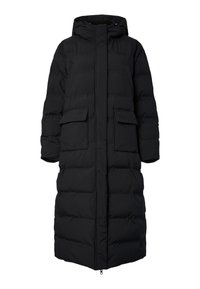 Lungo cappotto invernale imbottito nero con cappuccio, zip frontale, due grandi tasche con pattina e design trapuntato per il calore.