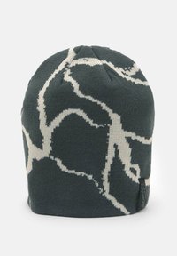 Sötét szürke kötött sapka világosszürke absztrakt vonalmintákkal és egy kis fekete textilcímkével az alsó oldalon.