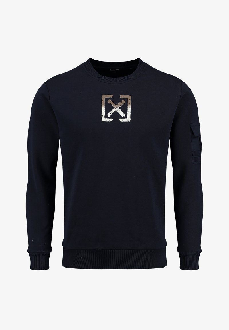 Sweat-shirt à col rond noir avec un symbole "X" blanc usé encadré de crochets sur la poitrine et une poche sur la manche gauche.
