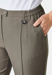 GOLDNER Stoffhose - light taupe