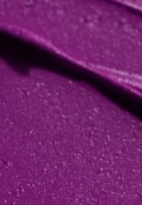 Crema viola con una texture liscia e opaca. Leggera lucentezza e particelle fini visibili, che creano profondità nell'applicazione del colore.