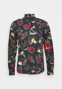 Chemise noire à boutons avec des motifs colorés de style tatouage, comprenant des roses, des panthères et des oiseaux. Présente un col classique et des manches longues.