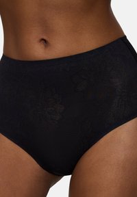 Schwarze, hochgeschnittene Slips mit einem floralen Spitzenmuster, glatter Textur und einem für Komfort gestalteten Bund.