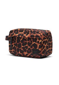 Beauty case in tessuto con stampa leopardata nera e arancione, forma rettangolare strutturata, chiusura con zip, manico laterale, etichetta del marchio in rilievo sulla parte anteriore.