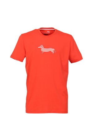 Rode katoenen T-shirt met een gestreepte teckelafbeelding in wit en rood. Korte mouwen, ronde hals, standaard pasvorm.