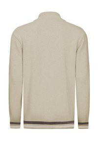 Beżowy sweter z dzianiny o teksturowanym wzorze, z półgolfem i paskami w ciemniejszych odcieniach na mankietach. Klasyczny krój z długimi rękawami.