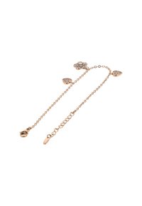 Náhrdelník z růžového zlata s třemi dekorativními prvky: dvěma tvary listů a květinovým designem, zdobený čirými krystaly.