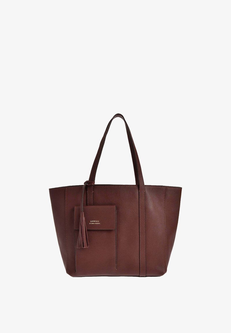 Sac fourre-tout en cuir marron avec deux courtes poignées, de forme rectangulaire, poche avant avec détail en frange, et accents de couture visibles.