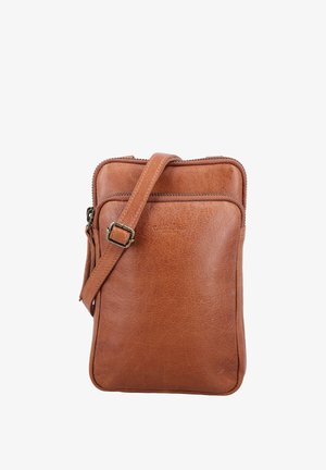 Hnedá kožená kabelka cez rameno s nastaviteľným popruhom, predným zipsovým vreckom a hlavnou zipsovou priehradkou, na prednej strane so subtílnym vyrazeným logom značky.