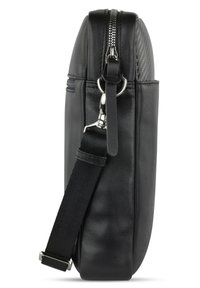 Borsa in pelle nera con un design elegante, caratterizzata da un pannello laterale testurizzato, chiusura con zipper silver e una tracolla regolabile.