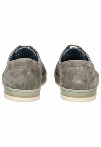 Grijze suède schoenen met een gladde textuur, ronde vorm en een contrasterende witte zool. Het interieur heeft een gestreepte blauwe voering.
