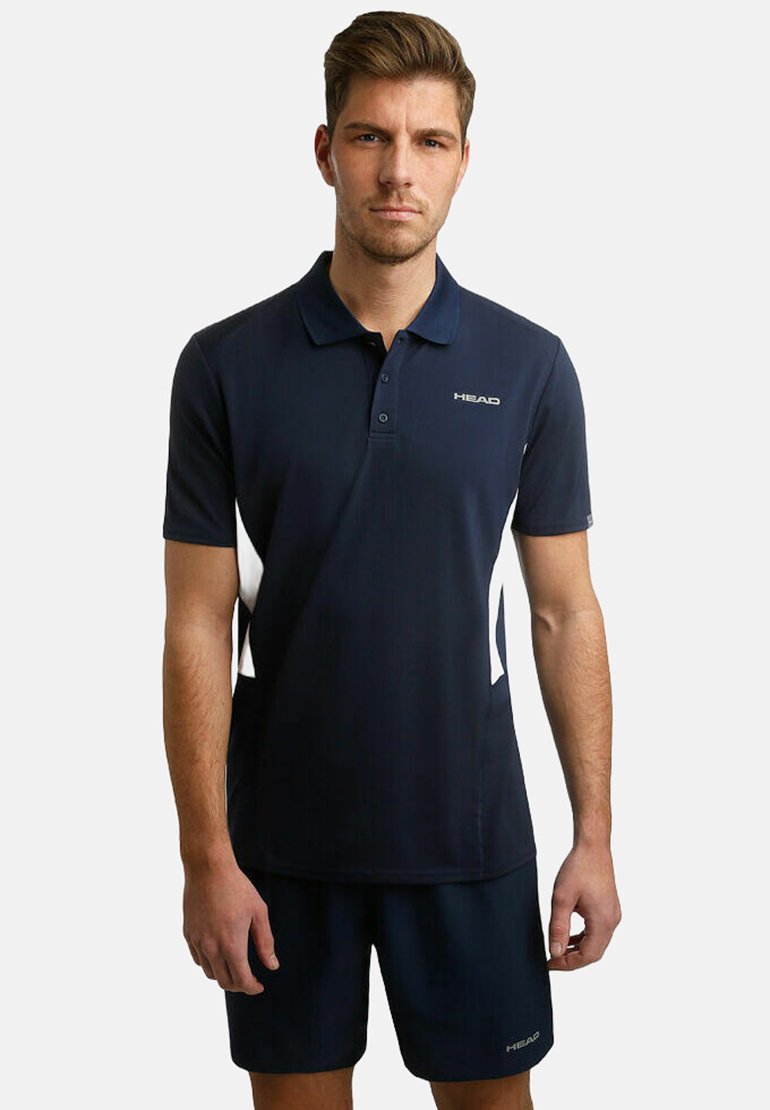 Polo shirt blu navy con pannelli laterali bianchi e colletto, con un logo sul petto. Abbinato a pantaloni corti blu navy.