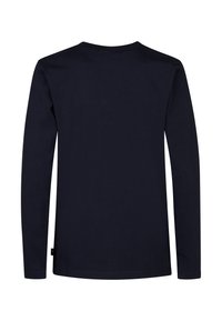 Langarm, marineblaues T-Shirt aus weicher Baumwolle. Mit rundem Ausschnitt und einem Etikett auf der unteren linken Seite. Sanfte Textur.