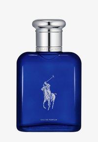 Bouteille en verre bleu avec un capuchon argenté, présentant un logo de joueur de polo blanc et le texte "EAU DE PARFUM" en bas. Forme rectangulaire classique.