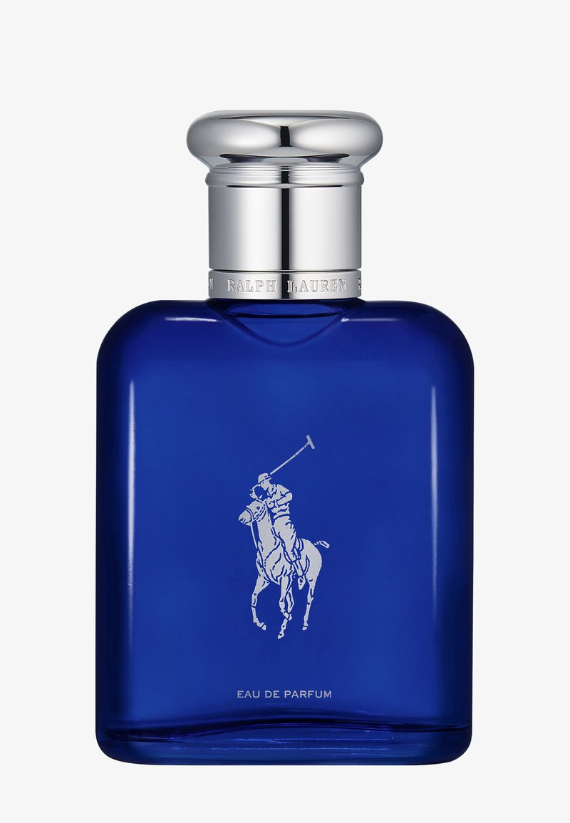 Bottiglia di vetro blu con un tappo argentato, con un logo di un giocatore di polo bianco e la scritta "EAU DE PARFUM" in basso. Forma rettangolare classica.