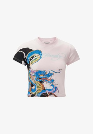 Vaaleanpunainen lyhythihainen t-paita, jossa on monivärinen lohikäärmegraafikka, kontrastoiva musta sivu ja sininen "Ed Hardy" -teksti edessä.