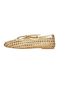 Ballet flat dorato intrecciato con punta rotonda e dettaglio di fiocco legato. Presenta una finitura metallica liscia e una suola bassa.
