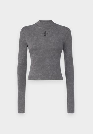 Sivi rebrasti longsleeve top s visokim ovratnikom i dekorativnom izvezenom križem u središtu. Glatka tekstura s prilagođenim dizajnom.