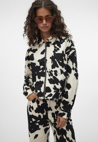 SOMETHINGNEW COW PRINT CORT CROPPED - Let jakke / Sommerjakker - macadamia
