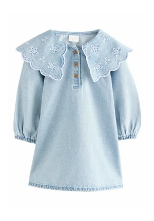 Robe en denim bleu clair avec de longues manches bouffantes, un col festonné avec broderies florales et des boutons en bois à l'avant.