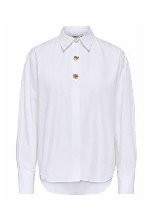 Camicia bianca a maniche lunghe con colletto appuntito e tre bottoni decorativi dorati, compreso un bottone a forma di cuore vicino alla parte superiore.